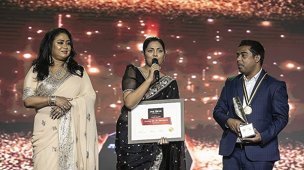 সিজেএফবির পুরস্কার বিতরণ অনুষ্ঠানের মঞ্চে অভিনেত্রী ‘সামথিং লাইক অ্যান অটোবায়োগ্রাফি’ সিনেমার প্রযোজক নুসরাত ইমরোজ তিশা