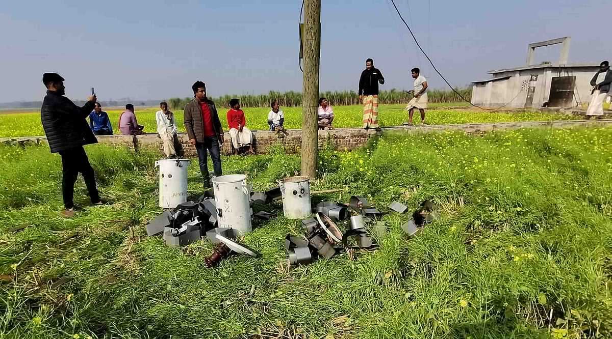 নাটোরের বড়াইগ্রামের মাঝগাঁও ইউনিয়নে গভীর নলকূপের তিনটি ট্রান্সফরমার চুরির পর যন্ত্রাংশ খুলে ফেলে রাখা হয়েছে। আজ রোববার সকালে