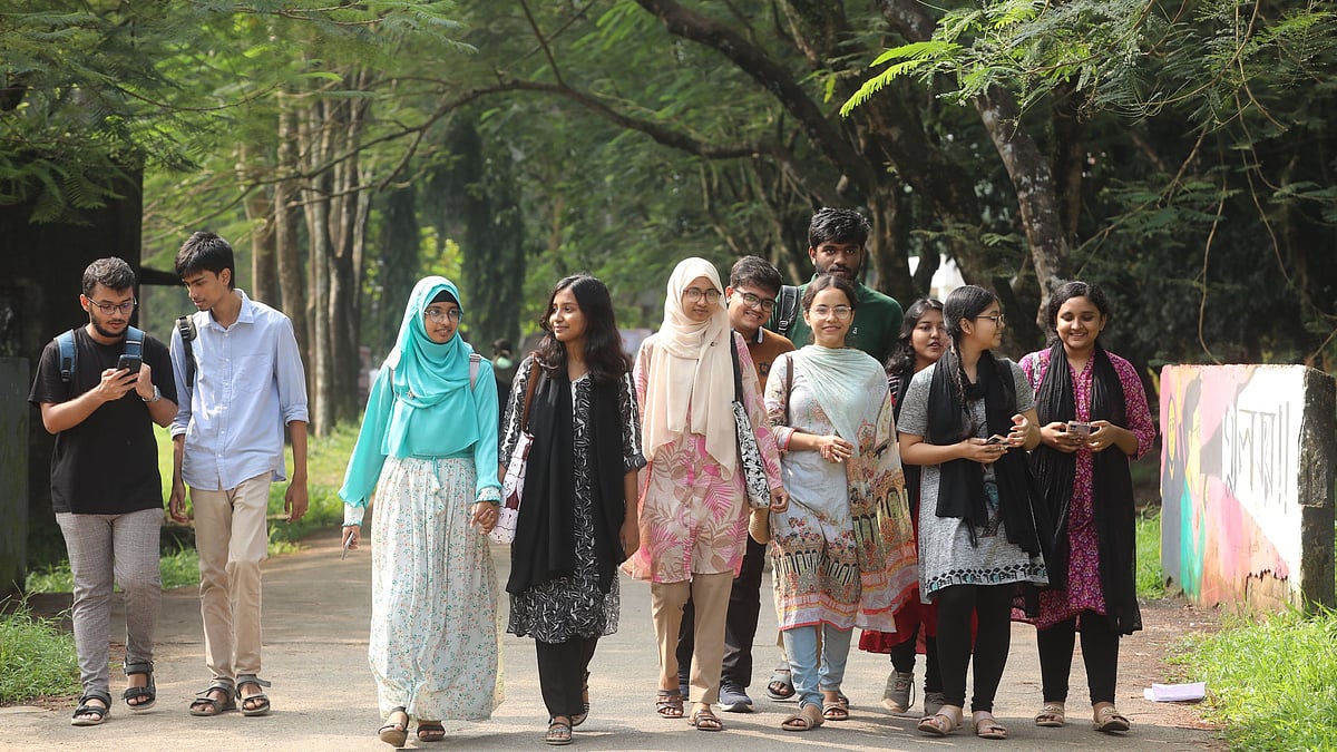 শাহজালাল বিজ্ঞান ও প্রযুক্তি বিশ্ববিদ্যালয় ক্যাম্পাসে শিক্ষার্থীরা