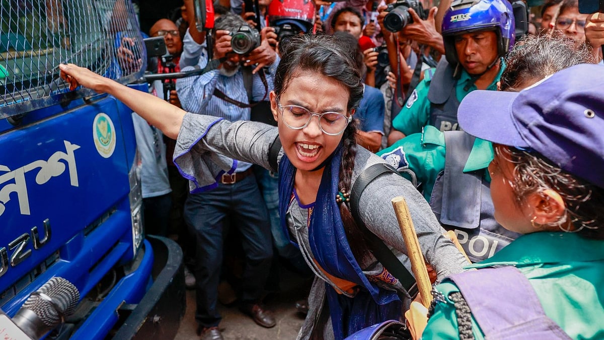 পুলিশের গাড়ির সামনে দাঁড়ানো নুসরাত যেন জুলাই অভ্যুত্থানে নারীশক্তির প্রতিচ্ছবি।