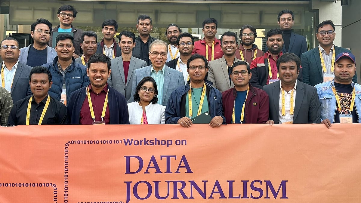 সাংবাদিকতাবিষয়ক ওয়াকর্শপে অংশ নেওয়া সংবাদকর্মীদের সঙ্গে টিআইবির নির্বাহী পরিচালক ড. ইফতেখারুজ্জামান