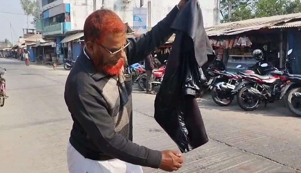 জয়পুরহাটের ক্ষেতলালে আওয়ামী লীগ নেতা রেজাউল করিম নিজের মুজিব কোটে আগুন দিয়ে পুড়িয়ে দল থেকে পদত্যাগের ঘোষণা দেন