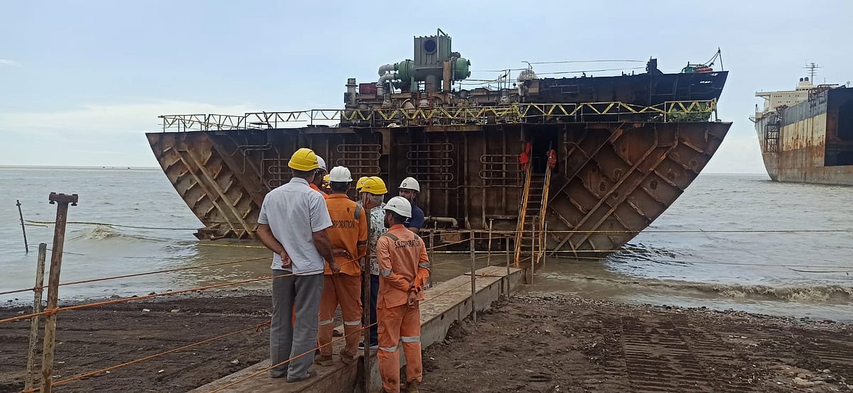সীতাকুণ্ডের একটি জাহাজভাঙা কারখানা