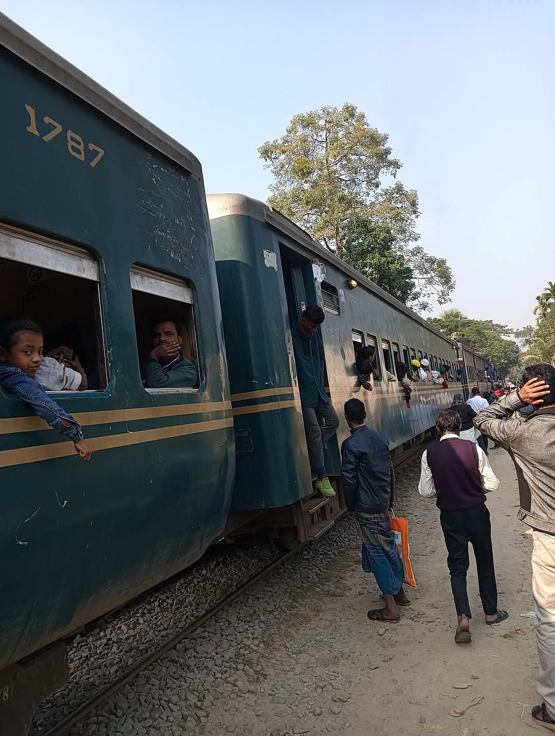 ত্রিশালে মহুয়া কমিউটার ট্রেনের ইঞ্জিন বিকল হয়ে এক ঘণ্টা ট্রেন চলাচল বন্ধ ছিল। আজ রোববার দুপুরে