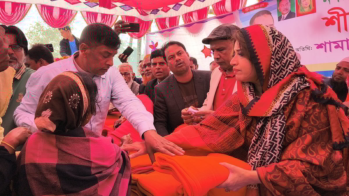 ফরিদপুরের নগরকান্দায় মহেন্দ্র নারায়ণ একাডেমি মাঠে শীতবস্ত্র বিতরণ করেন  শামা ওবায়েদ। আজ সোমবার দুপুরে