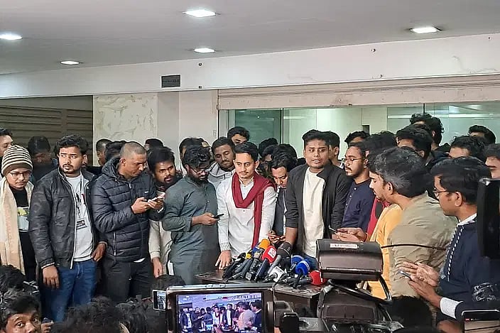 গতকাল দিবাগত রাত পৌনে দুইটায় বৈষম্যবিরোধী ছাত্র আন্দোলনের নেতাদের সংবাদ সম্মেলন। রাজধানীর বাংলামোটরে বৈষম্যবিরোধী ছাত্র আন্দোলনের কার্যালয়ে