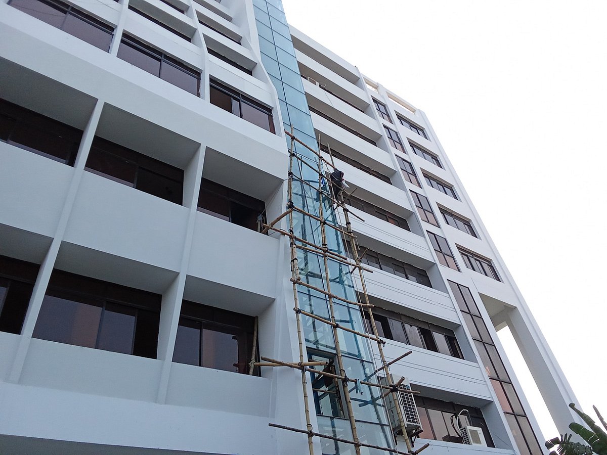 রাজশাহী নগর ভবনের সংস্কারকাজ চলছে। গতকাল রোববার সকালে