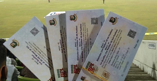 বিপিএল শুরু হতে না হতেই দর্শকদের জন্য টিকিট যেন সোনার হরিণ হয়ে দাঁড়িয়েছে