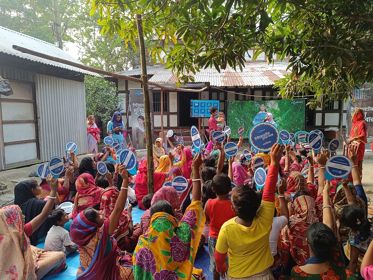 শরীয়তপুরের ৬টি উপজেলার ৪০টি ইউনিয়নে অনুষ্ঠিত হয়েছে উঠান বৈঠক। জেলাটির গোসাইরহাট উপজেলার চর সাতমাটিয়ার উঠান বৈঠকের একটি চিত্র