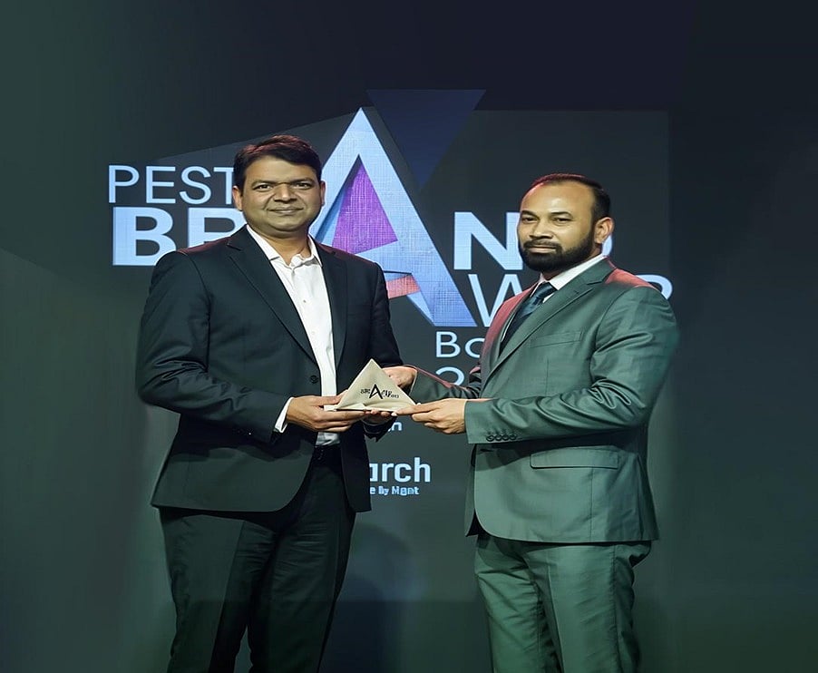 গ্রীর পক্ষে ‘মোস্ট ইমার্জিং ব্র্যান্ড’-এর সম্মাননা গ্রহণ করেন গ্রুপ ইলেক্ট্রো মার্টের উপব্যবস্থাপনা পরিচালক মো. নুরুল আফছার