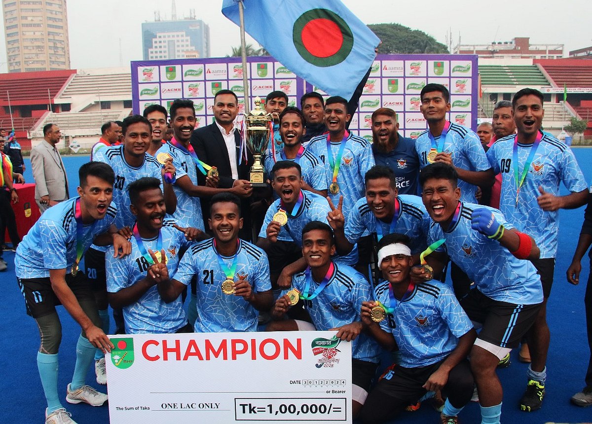 ট্রফি নিয়ে বিমানবাহিনীর উচ্ছ্বাস