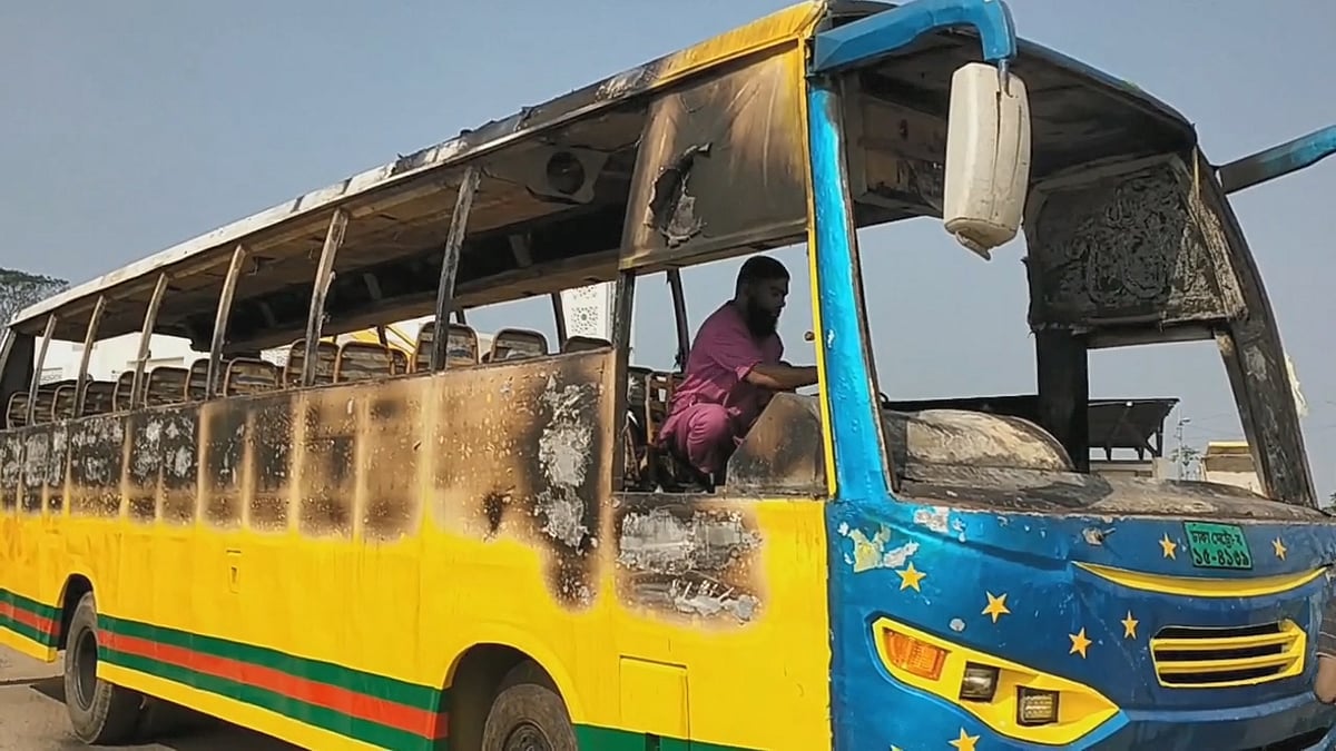 অগ্নিকাণ্ডে জাজিরা ক্যান্টনমেন্ট পাবলিক স্কুল অ্যান্ড কলেজের বাসটি পুড়ে গেছে। আজ সোমবার সকালে