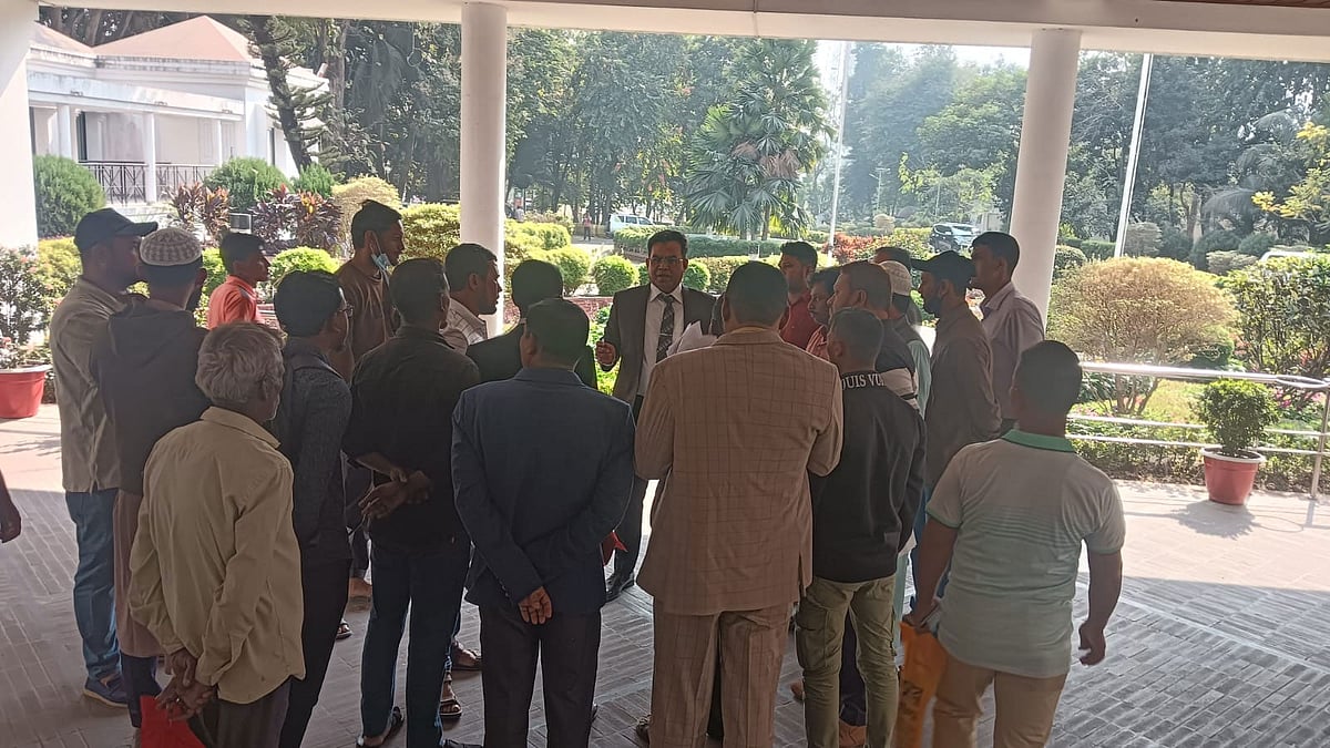 এনআইডি সংশোধনে আবেদনকারীদের সঙ্গে কথা বলছেন জেলা নির্বাচন কর্মকর্তা বশির আহেমদ। আজ দুপুরে