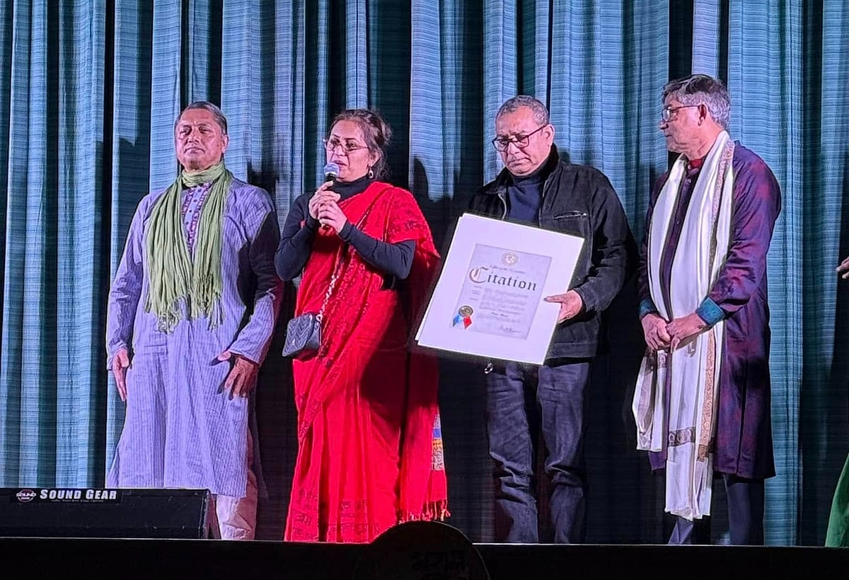 নিউইয়র্কে নাটকের দল ‘শিল্পাঙ্গন’–এর উদ্যোগে শোধ নাটকের মঞ্চায়নের ফাঁকে তৌকূর আহমেদ ও বিপাশা হায়াত (মাঝে)