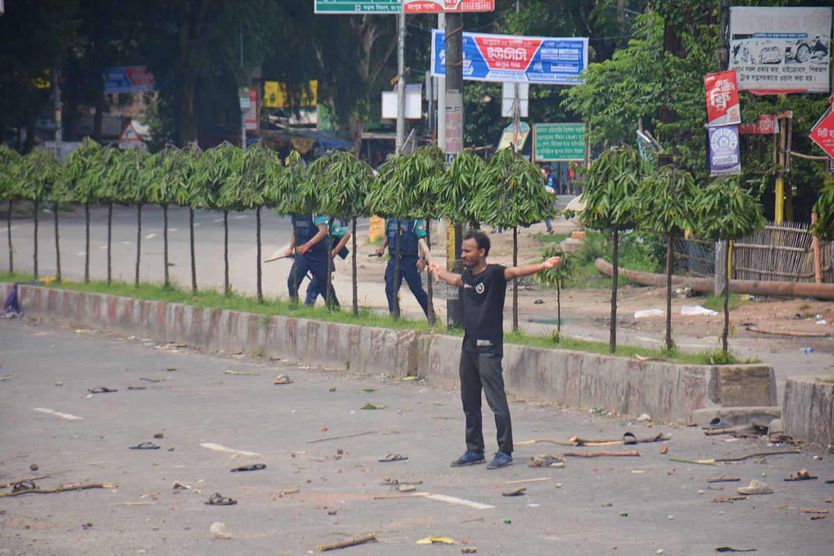 আন্দোলনের সময় পুলিশের গুলির সামনে বুক চিতিয়ে দাঁড়িয়ে পড়েন রংপুরের বেগম রোকেয়া বিশ্ববিদ্যালয়ের শিক্ষার্থী আবু সাঈদ। মডার্ন মোড়, রংপুর, ১৮ জুলাই