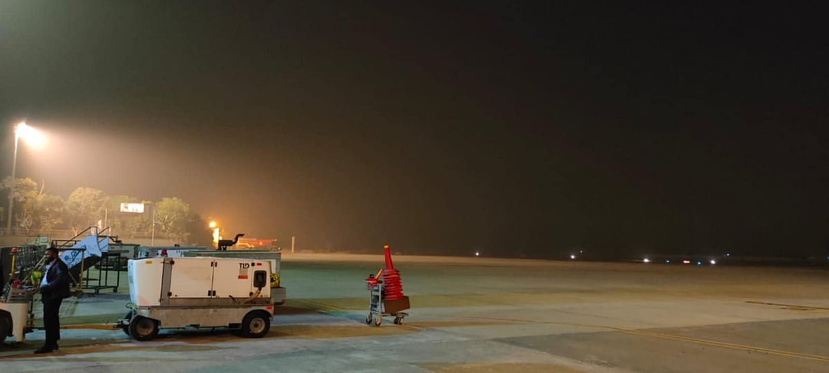 নীলফামারীর সৈয়দপুর বিমানবন্দর এলাকা কুয়াশায় ঢাকা পড়েছে। এতে ফ্লাইট চলাচল বন্ধ হয়ে যায়। মঙ্গলবার সকালে তোলা