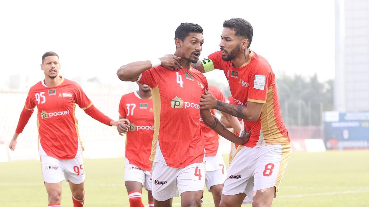 তপু বর্মণের গোলে এগিয়ে গিয়েছিল বসুন্ধরা কিংস। সতীর্থদের সঙ্গে তাঁর উদ্‌যাপন