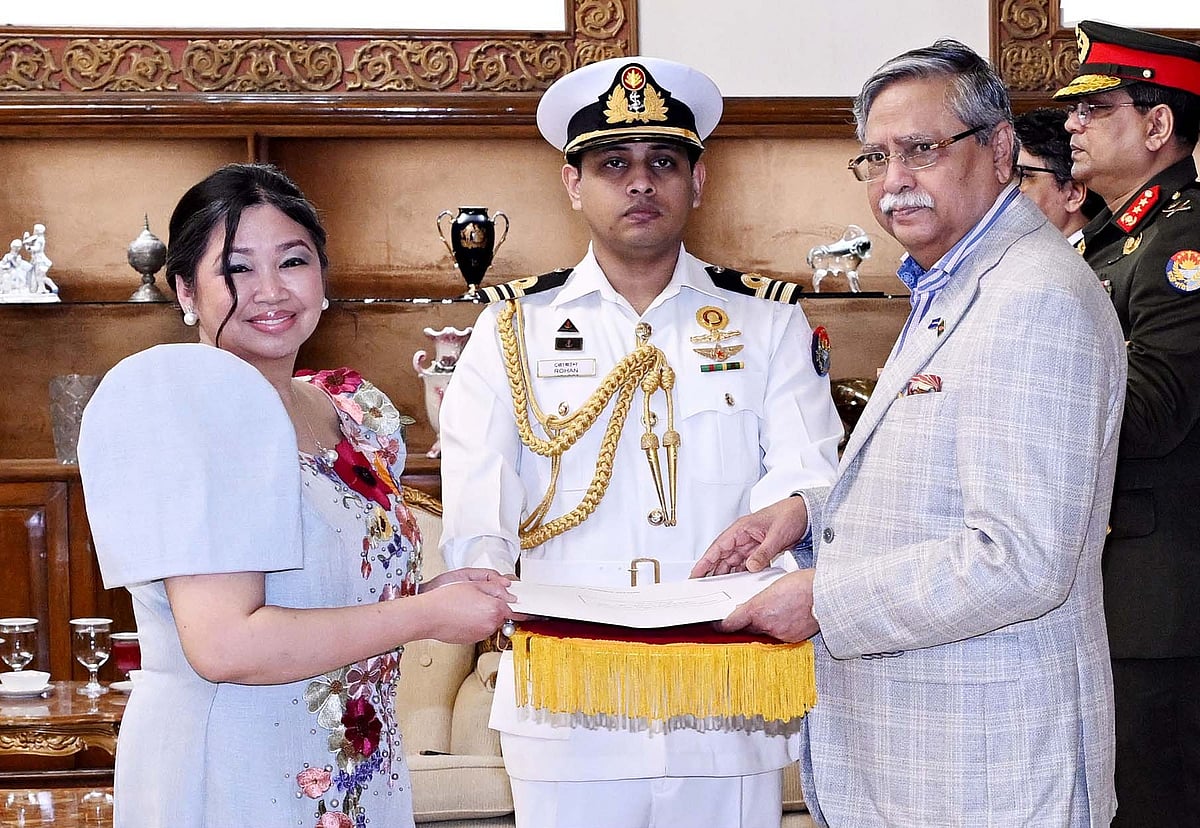 বঙ্গভবনে রাষ্ট্রপতি মো. সাহাবুদ্দিনের কাছে বাংলাদেশে নবনিযুক্ত ফিলিপাইনের রাষ্ট্রদূত নিনা পাদিলা কেইংলেট তাঁর পরিচয়পত্র পেশ করেন