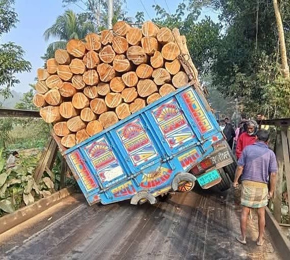 অতিরিক্ত কাঠ বোঝাই ট্রাক দেবে গিয়ে খাগড়াছড়ির দীঘিনালার লংগদু সড়কের যান চলাচল বন্ধ রয়েছে। ছবি আজ সকালে দীঘিনালার চৌমুহনী এলাকা থেকে তোলা