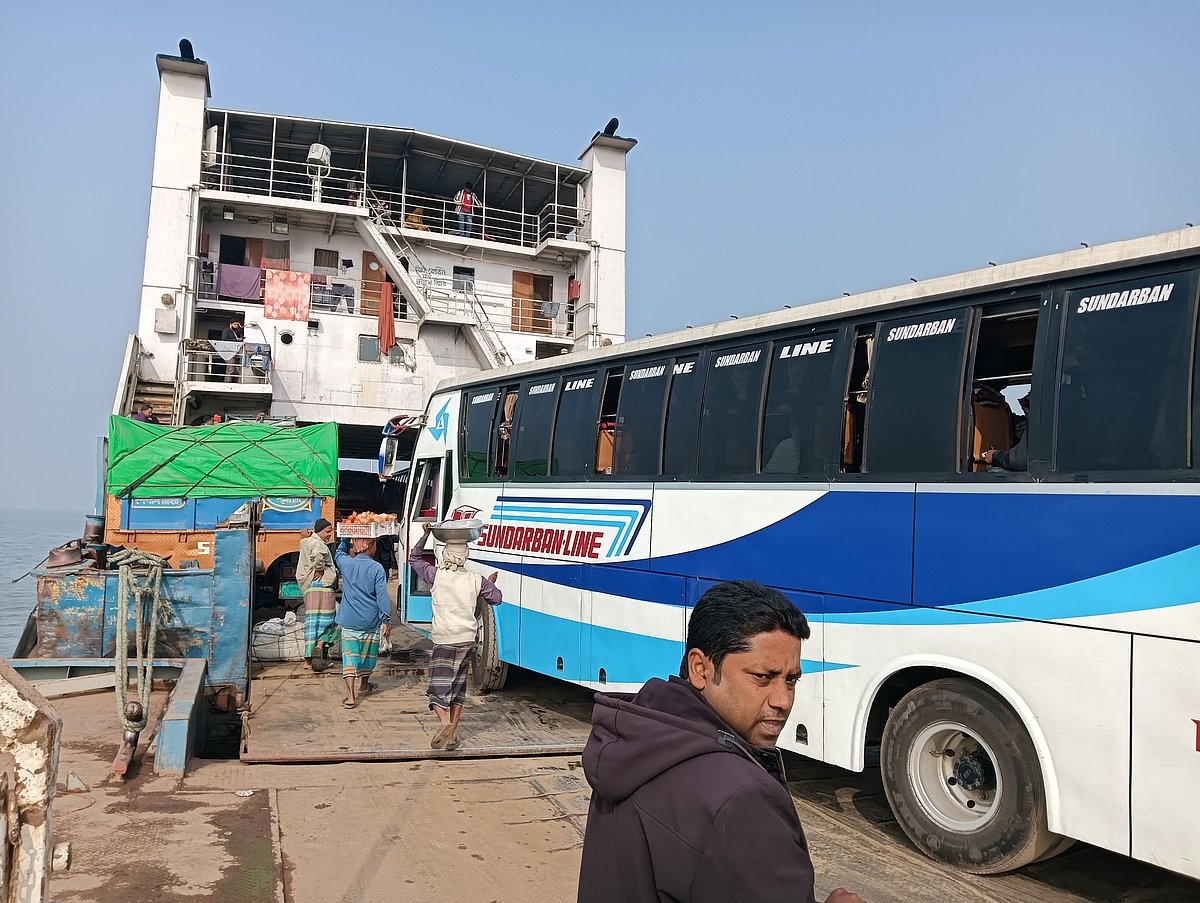 দৌলতদিয়া-পাটুরিয়া নৌপথে ঘন কুয়াশায় তিন ঘন্টা ফেরি বন্ধ ছিল
