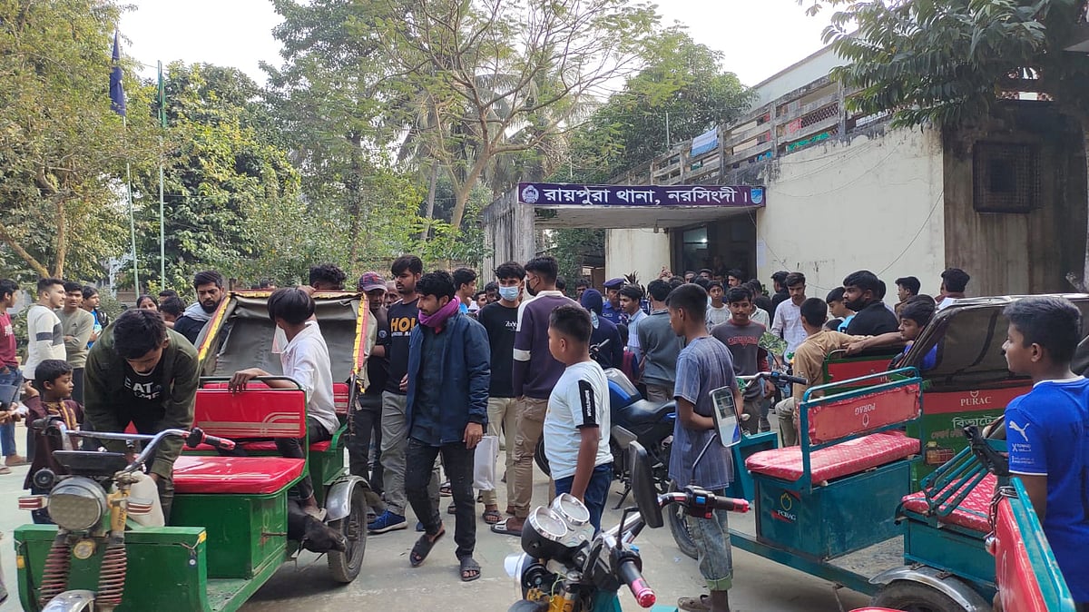 নরসিংদীর রায়পুরায় হত্যাকাণ্ডের শিকার কুকুরকে নিয়ে যান এলাকাবাসী। মঙ্গলবার বিকেলে