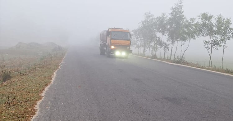 ঘন কুয়াশার কারণে হেডলাইট জ্বালিয়ে চলাচল করছে যানবাহন। বুধবার সকালে সৈয়দপুর–রংপুর মহাসড়কে