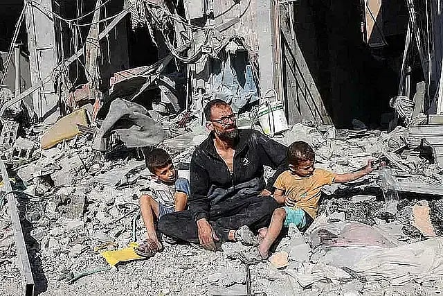 ইসরায়েলের নির্বিচার হামলায় পরিবারের অনেক সদস্যকেই হারিয়েছেন এই ফিলিস্তিনি। বেঁচে থাকা দুই সন্তানকে নিয়ে বাড়ির ধ্বংসস্তূপের মধ্যেই নিয়েছেন আশ্রয়। রাফা, গাজা, ফিলিস্তিন