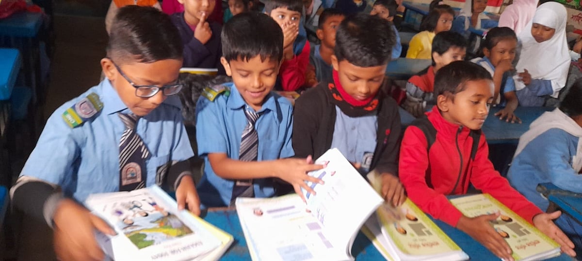 মনের আনন্দে নতুন বইয়ের পাতা উল্টে দেখছে শিক্ষার্থীরা। আজ সকালে নোয়াখালী শহরের লক্ষ্মীনারায়ণপুর পৌর মডেল সরকারি প্রাথমিক বিদ্যালয়ে