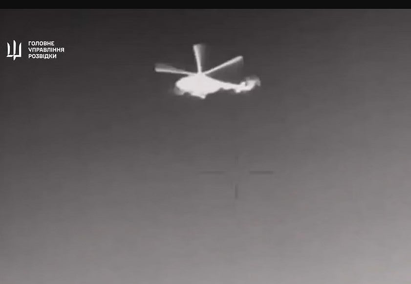 জিইউআর প্রকাশিত ঝাপসা ফুটেজে দেখা গেছে, পানির ওপর দিয়ে উড়ে যাওয়া একটি হেলিকপ্টারকে কয়েকটি ক্ষেপণাস্ত্র আঘাত করছে