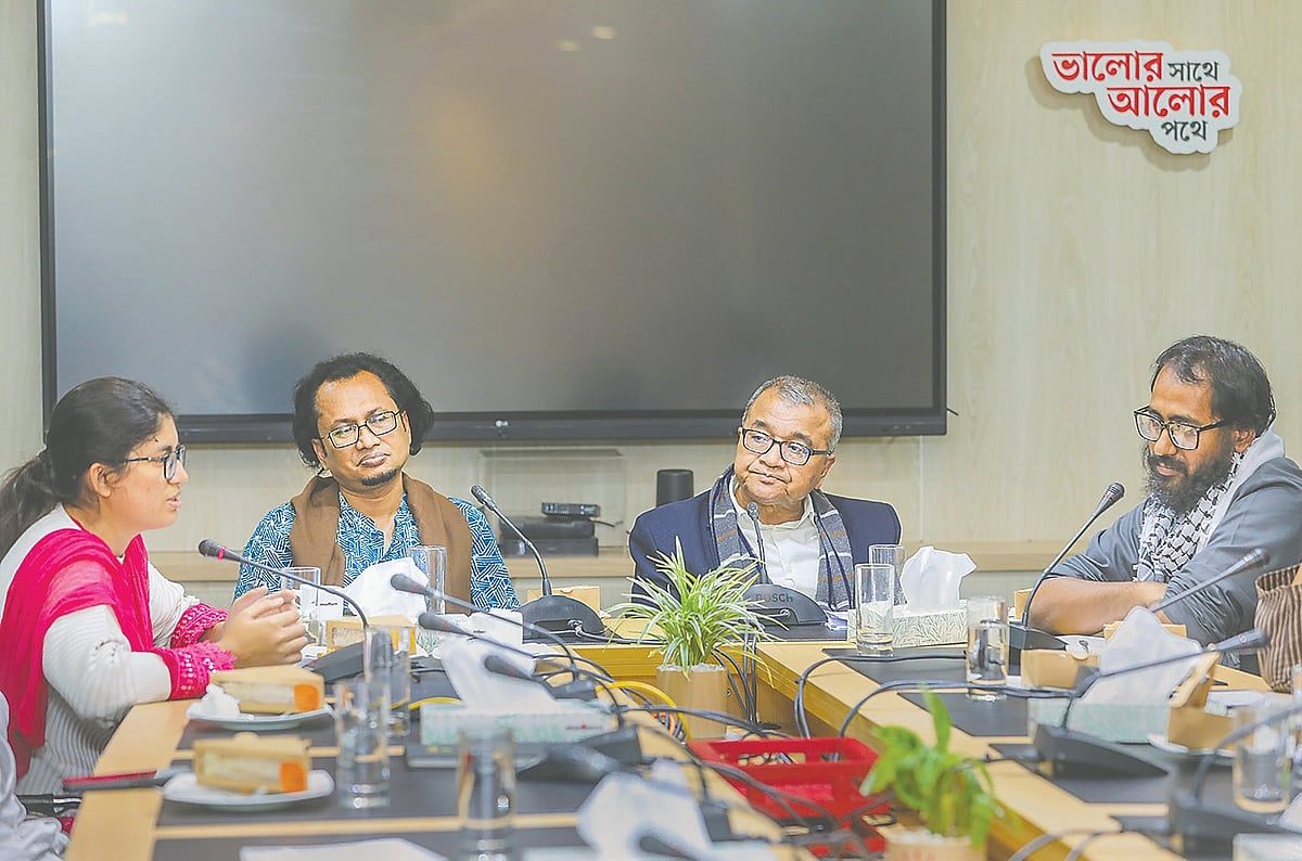 চব্বিশের আন্দোলন ও আগামীর বাংলাদেশ নিয়ে প্রথম আলোর আলোচনায় (বাঁ দিক থেকে) উমামা ফাতেমা, জাহেদ উর রহমান, সলিমুল্লাহ খান ও  মীর হুযাইফা আল মামদূহ