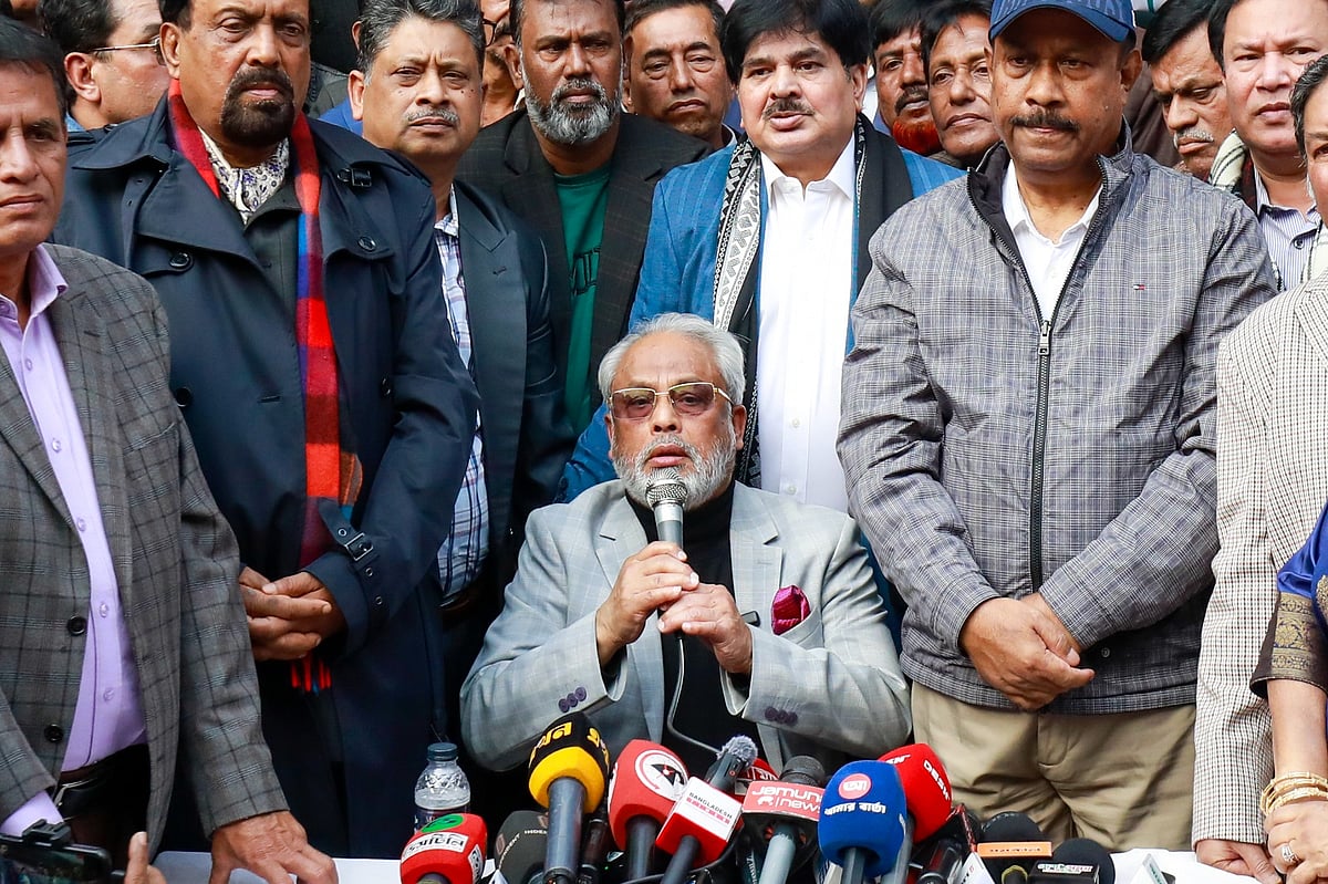 কাকরাইলে জাতীয় পার্টির কেন্দ্রীয় কার্যালয়ের সামনে সংক্ষিপ্ত সমাবেশে বক্তব্য দেন জি এম কাদের