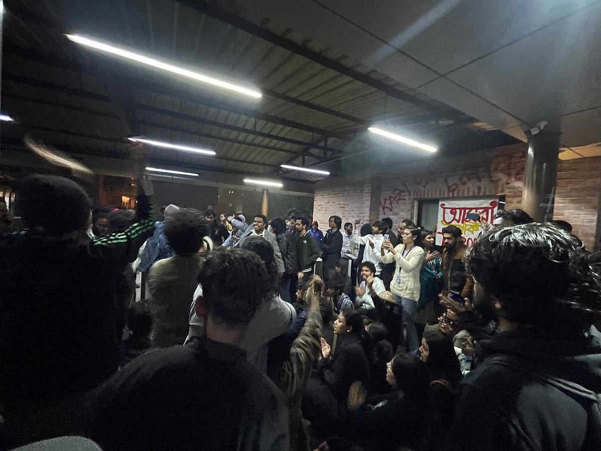 দাবি আদায়ে ক্যাম্পাসে অবস্থান কর্মসূচি পালন করছেন ইউল্যাবের শিক্ষার্থীরা