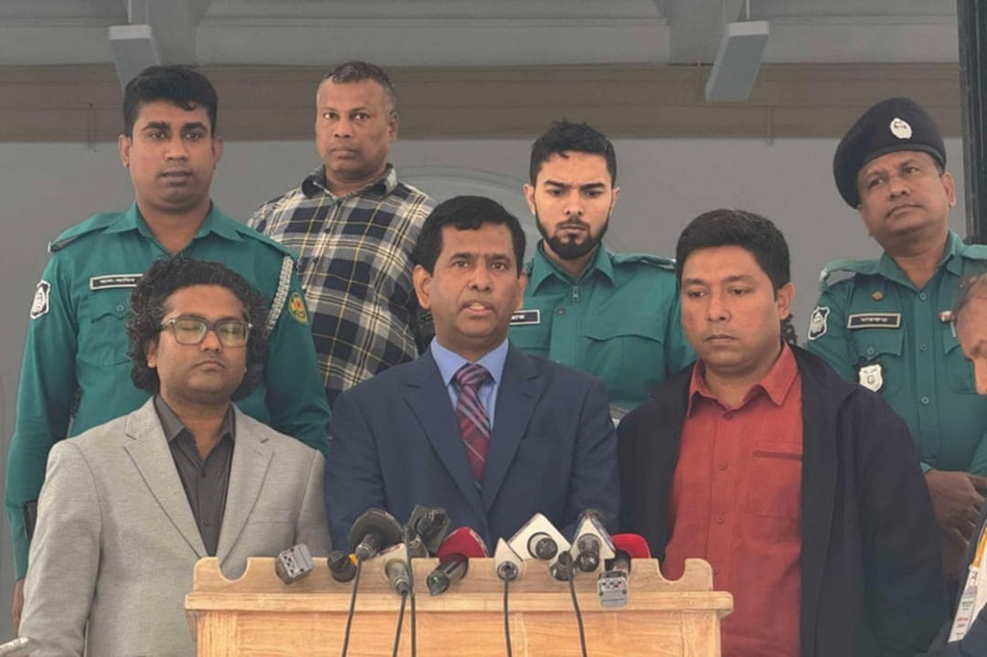 নতুন বছরের প্রথম দিন আন্তর্জাতিক অপরাধ ট্রাইব্যুনাল প্রাঙ্গণে সংবাদ ব্রিফিং করেন ট্রাইব্যুনালের চিফ প্রসিকিউটর মোহাম্মদ তাজুল ইসলাম