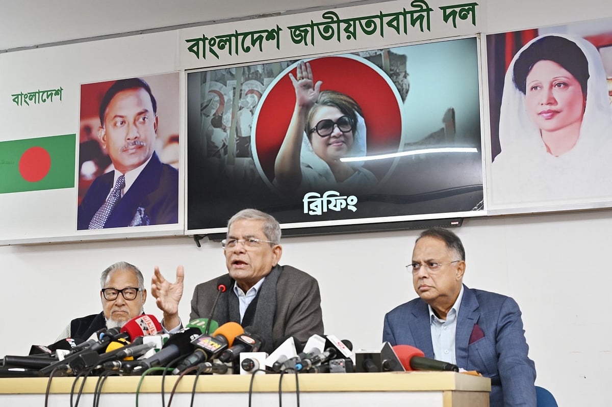 গুলশানে দলের চেয়ারপারসনের কার্যালয়ে আজ বৃহস্পতিবার দুপুরে সংবাদ সম্মেলনে বক্তব্য দেন বিএনপির মহাসচিব মির্জা ফখরুল ইসলাম আলমগীর