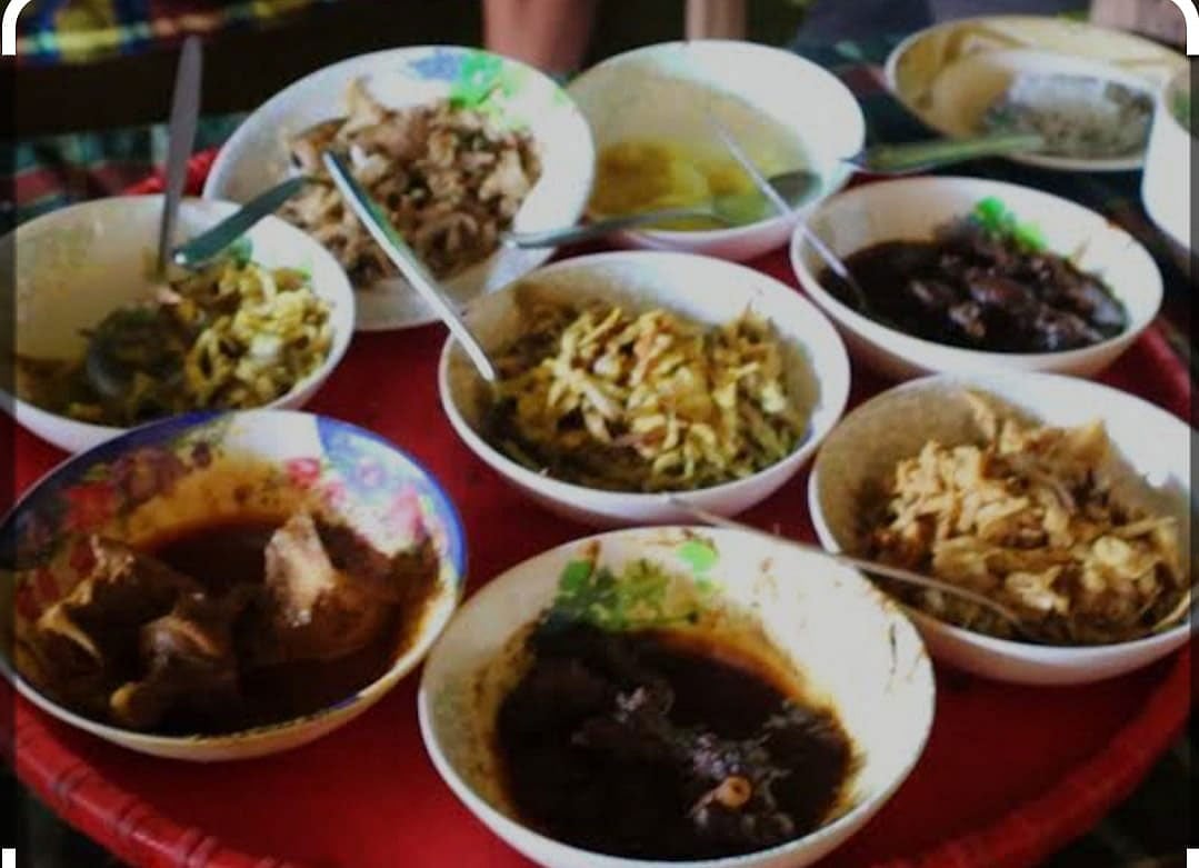 নানা পদের খাবার সাজানো টেবিলে। খাগড়াছড়ি শহরের সিস্টেম রেস্তোরাঁয়