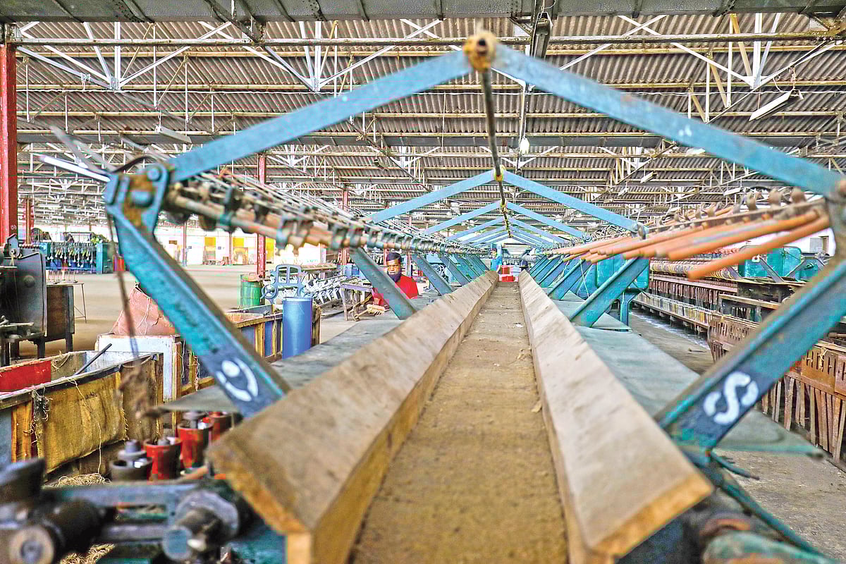 ইজারা দেওয়ার পর কিছু তাঁত চললেও জৌলুশ হারিয়েছে খুলনার দৌলতপুর জুট মিলস। কারখানার ২৫০টি তাঁতের মধ্যে চালু আছে ৩০টি। সম্প্রতি তোলা