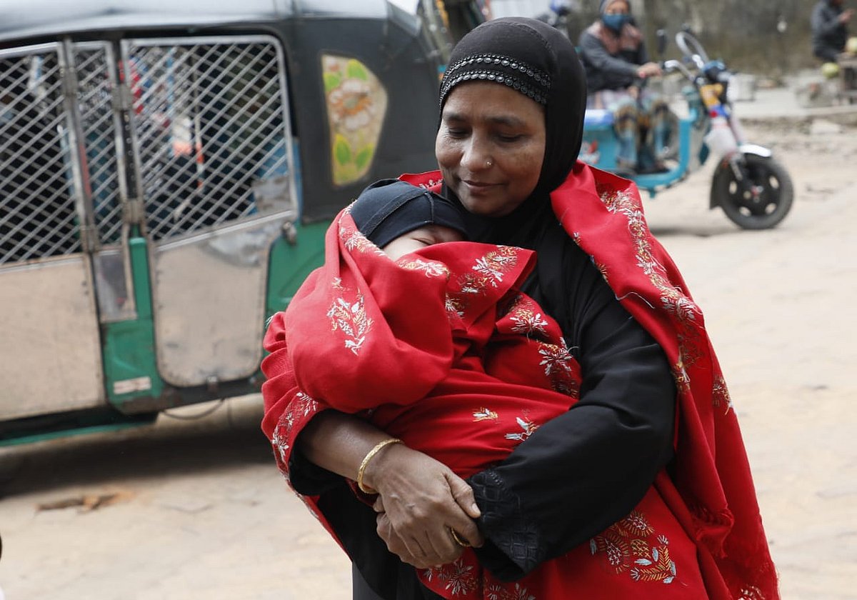 সকাল থেকে দেখা নেই সূর্যের। কনকনে হিমেল বাতাস বাড়িয়েছে ঠান্ডার অনুভূতি। শীতে বিপাকে পড়েছে নারী, শিশু, বৃদ্ধ ও শ্রমজীবী মানুষজন। আজ বেলা ১২টায় চট্টগ্রাম নগরের আন্দরকিল্লা এলাকায়