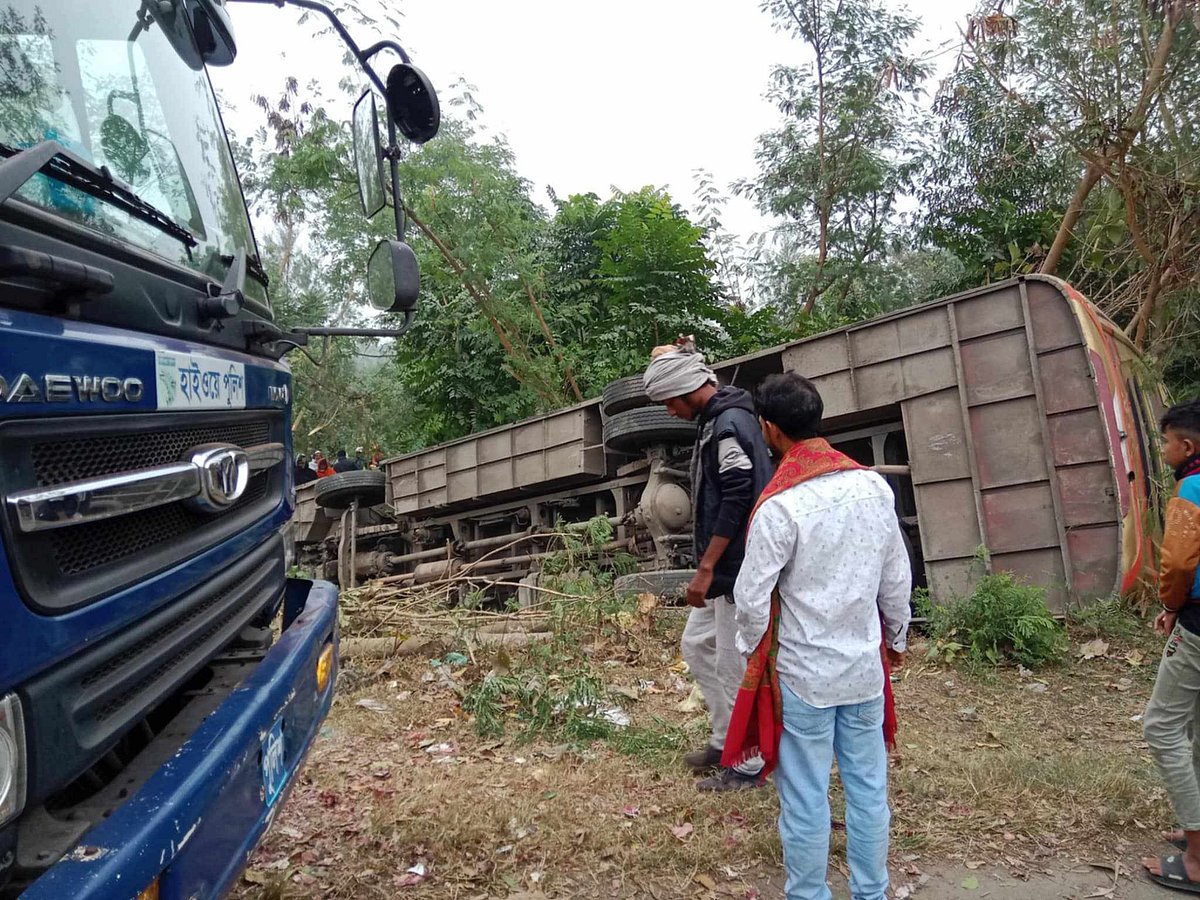 এক্সপ্রেসওয়েতে নিয়ন্ত্রণ হারিয়ে একটি যাত্রীবাহী বাস খাদে পড়ে গেছে। আজ বৃহস্পতিবার সকালে মাদারীপুরের শিবচর উপজেলায় মুন্সীর বাজারে