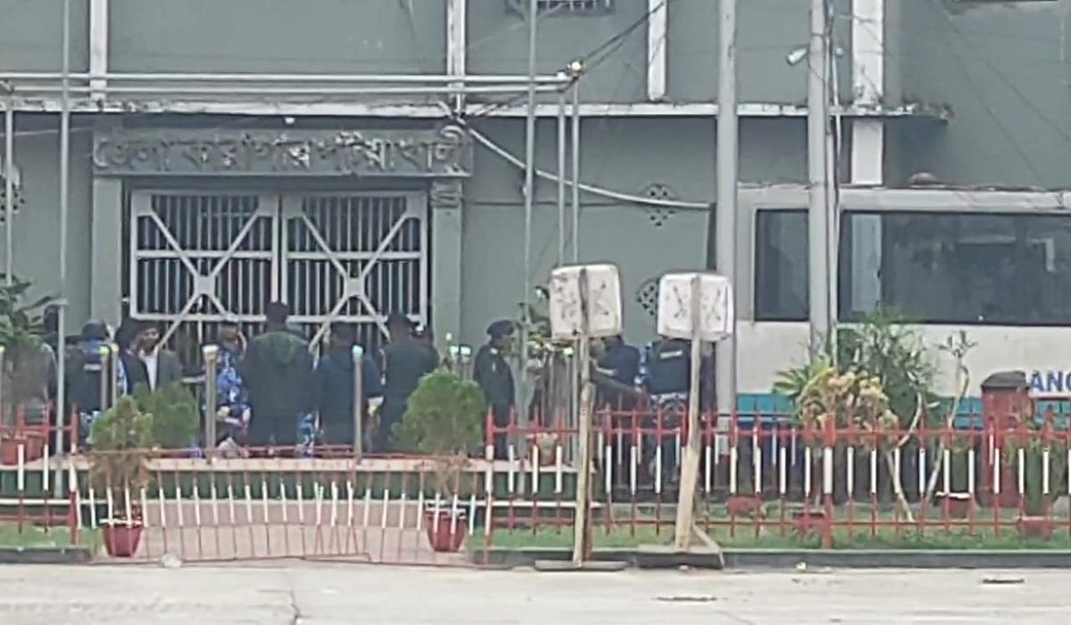 আজ বৃহস্পতিবার সকালে কোস্টগার্ড দক্ষিণ জোনের কাছে আটক জেলেদের হস্তান্তর করা হয়