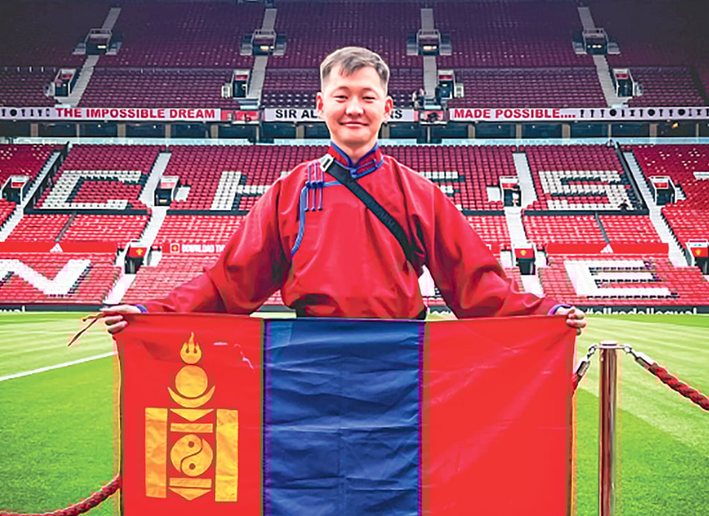 ম্যানচেস্টার ইউনাইটেডের পতাকা হাতে অচিরভ্যান ব্যাটবোল্ড