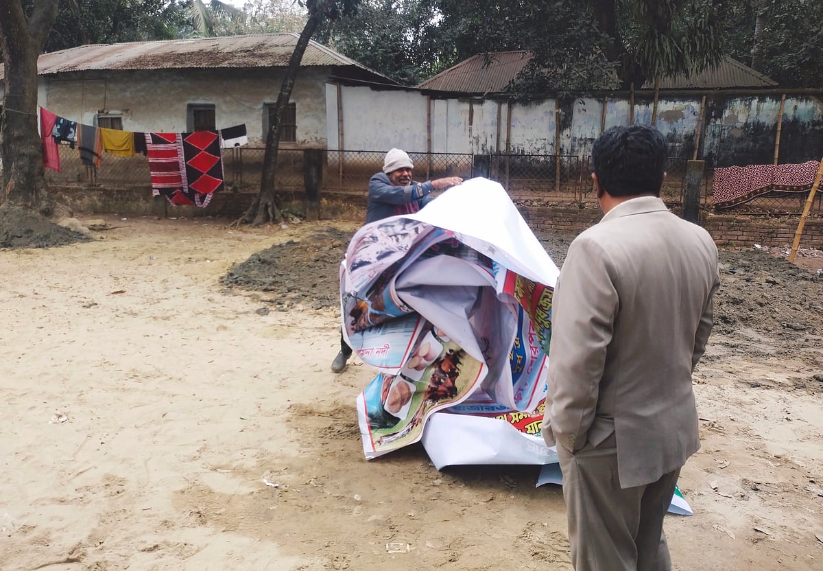 পৌর প্রশাসনের কর্মকর্তা-কর্মচারীরা এসে অবৈধ দখল কর্মকাণ্ড বন্ধ করে দেন। আজ বৃহস্পতিবার বেলা সাড়ে ১২টার দিকে শেরপুর পৌর শহরের উত্তর সাহা পাড়ার চারমাথা এলাকায়