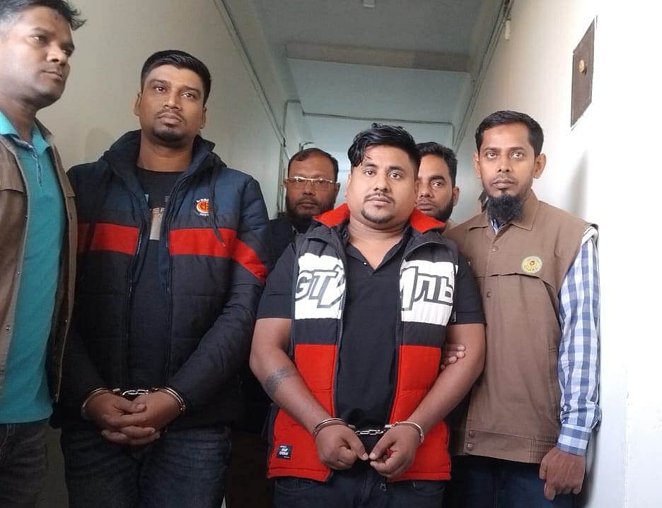 ঢাকা থেকে গ্রেপ্তার করার পর গতকাল বুধবার রাতে নূর আজিমকে (লাল জ্যাকেট) খুলনায় আনা হয়