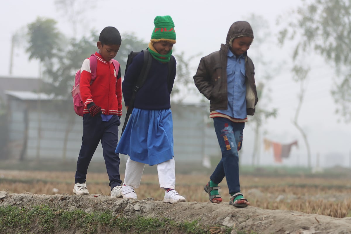 কনকনে শীত উপেক্ষা করে দল বেঁধে খুদে শিক্ষার্থীরা বিদ্যালয়ে যাচ্ছে