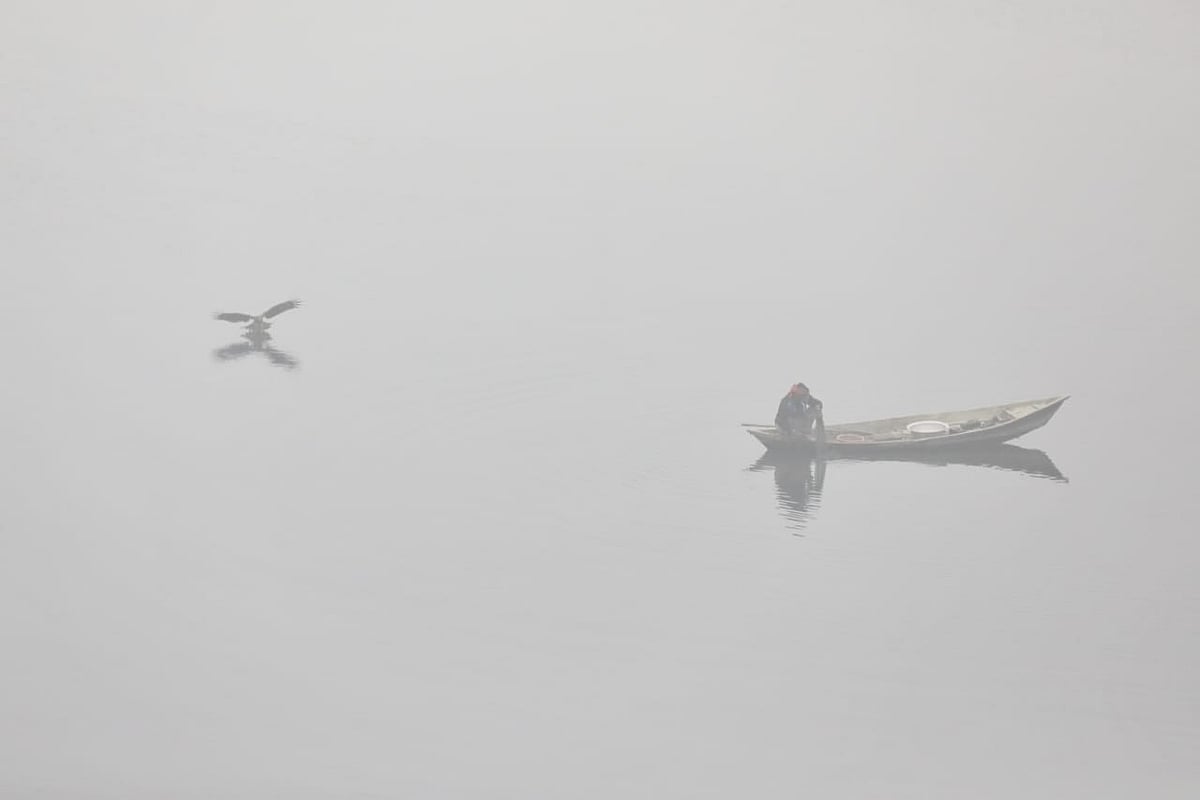 শীতের সকালে ধলেশ্বরী নদীতে মাছ ধরছেন এক মৎস্যজীবী। রাজধানীর কাছের হেমায়েতপুর থেকে তোলা