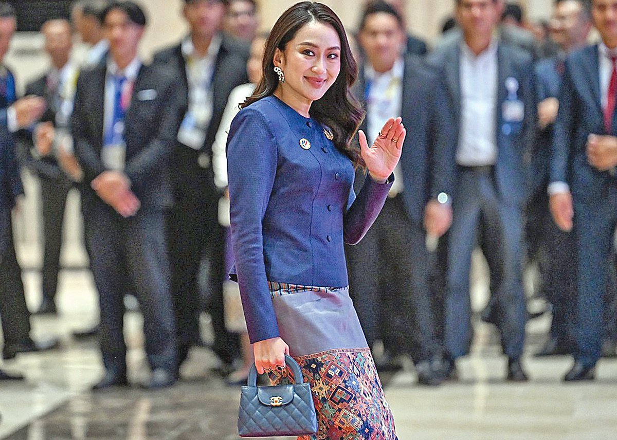 ব্যাগ হাতে থাই প্রধানমন্ত্রী পেতংতার্ন