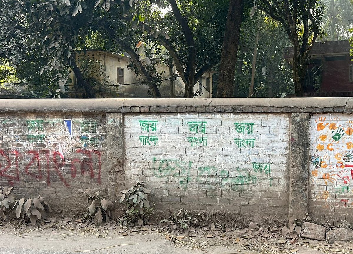 রাজশাহীর বাগমারায় বিভিন্ন দেয়ালে ‘জয় বাংলা’ স্লোগান লেখা হয়েছে। শুক্রবার সকালে চানপাড়া এলাকায়