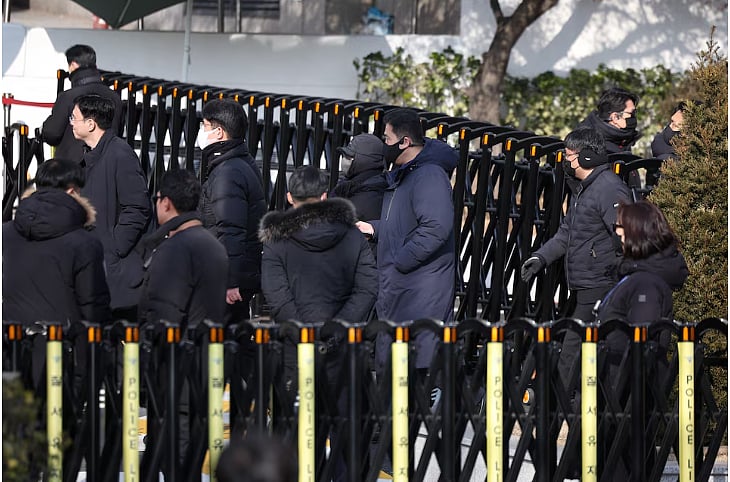 দক্ষিণ কোরিয়ার অভিশংসিত প্রেসিডেন্ট ইউন সুক-ইওলকে গ্রেপ্তারে ব্যর্থ হয়ে তাঁর সরকারি বাসভবন থেকে চলে যাচ্ছেন তদন্তকারী ও পুলিশের সদস্যরা