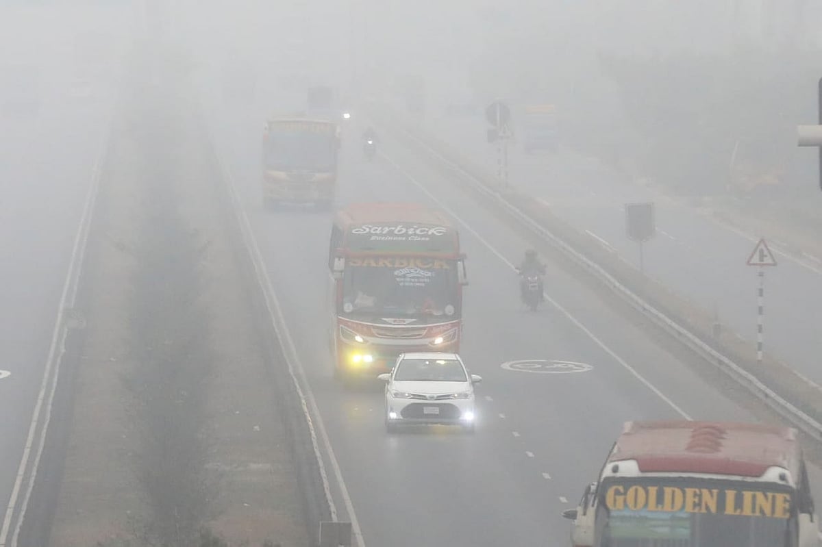 ঘন কুয়াশার কারণে সকালে মহাসড়কে হেডলাইট জ্বালিয়ে চলছে যানবাহন। ঢাকা–মাওয়া মহাসড়কের আবদুল্লাহপুর এলাকায়, ৩ জানুয়ারি