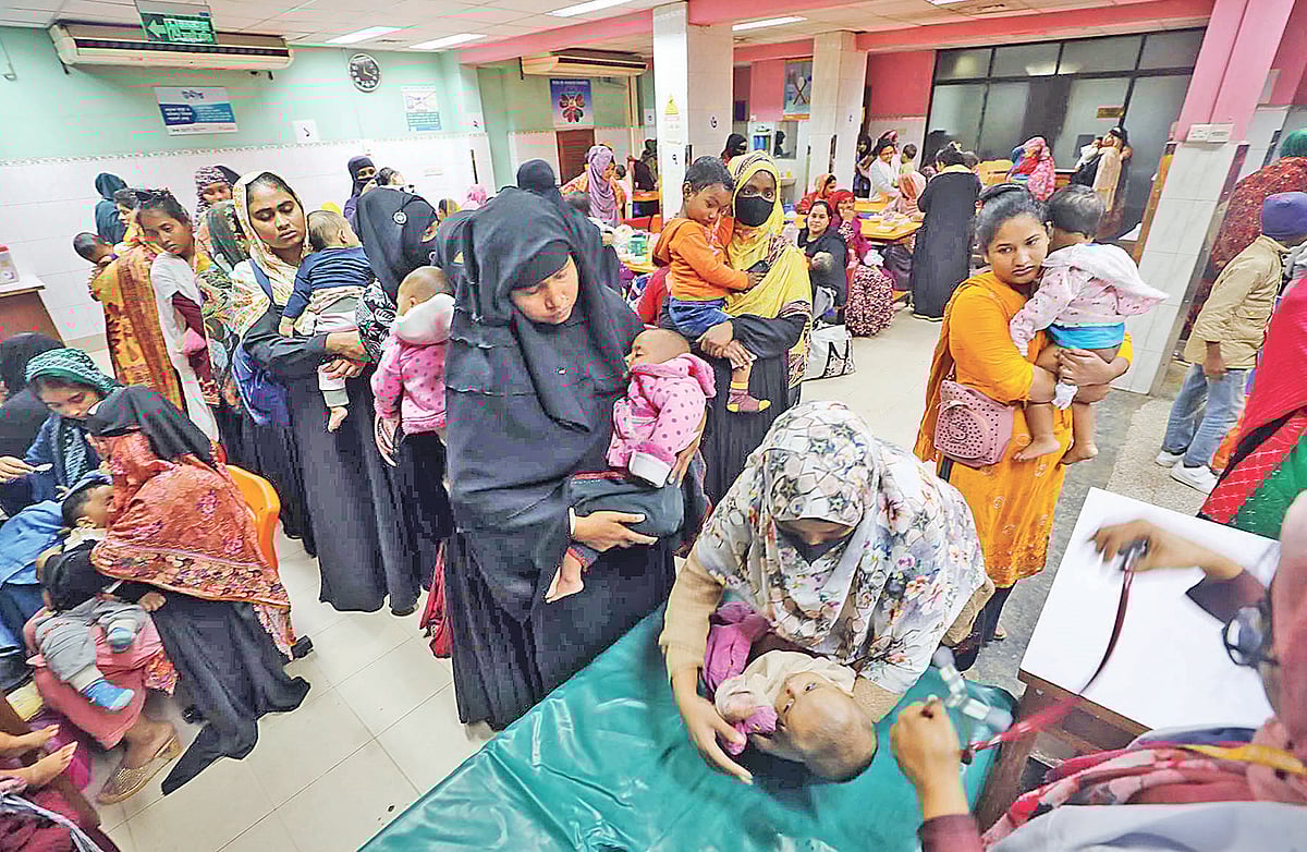 ঠান্ডাজনিত ডায়রিয়া ও জ্বরে আক্রান্ত শিশুদের নিয়ে অভিভাবকেরা আসছেন রাজধানীর মহাখালীর আইসিডিডিআরবি হাসপাতালে। গড়ে প্রতিদিন প্রায় ৮৫০ রোগী আসছে হাসপাতালটিতে। শিশুদের চিকিৎসা দিতে চিকিৎসক-নার্সরা ব্যস্ত সময় পার করছেন। গত শুক্রবারের ছবি