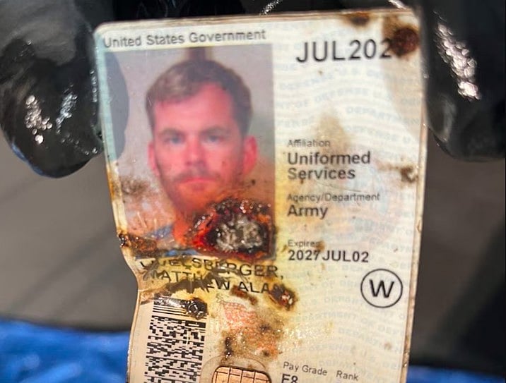 লাস ভেগাসের ওই সাইবার ট্রাকের চালক ম্যাথিউ লাইভেলসবার্গার মার্কিন সেনাবাহিনীর একজন সক্রিয় সদস্য ছিলেন